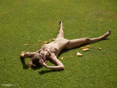 Anna Ralphs - Garden exhibitionist - Photo 4 by Hegre