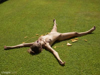 Anna Ralphs - Garden exhibitionist - Photo 5 by Hegre