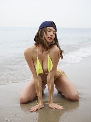 Anna Ralphs - Topless Cali Beach Girl - Photo 11 by Hegre