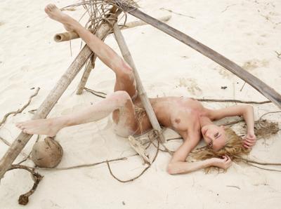 Anna Sbitnaya - Stranded - Photo 3 by Hegre
