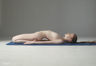 Emily Bloom - Extreme Nude Fitness - Photo 17 by Hegre