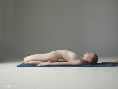 Emily Bloom - Extreme Nude Fitness - Photo 18 by Hegre
