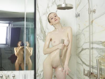 Emily Bloom - Peep Show - Photo 7 by Hegre