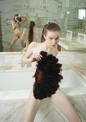 Emily Bloom - shooting emily with feathers - Photo 5 by Hegre