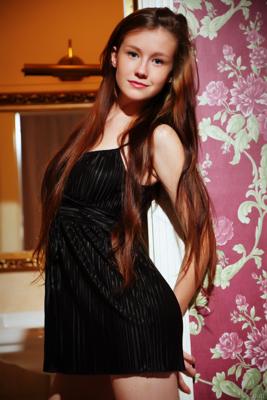 Emily Bloom - Presenting - Photo 5 by MetArt