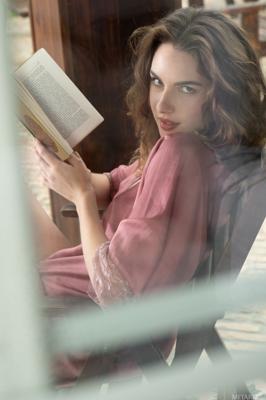 Guinevere Huney - Garden Reading - Photo 32 by MetArt