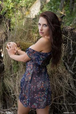Niemira - On My Knees - Photo 2 by Femjoy