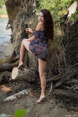 Niemira - On My Knees - Photo 4 by Femjoy